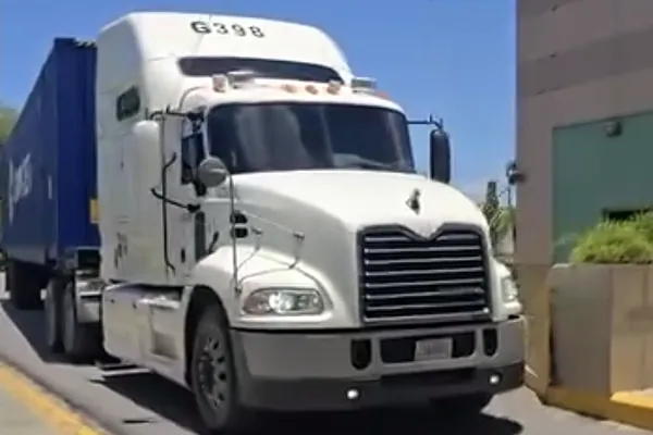 Cabezote Mack Pinnacle G398 saliendo con un contenedor